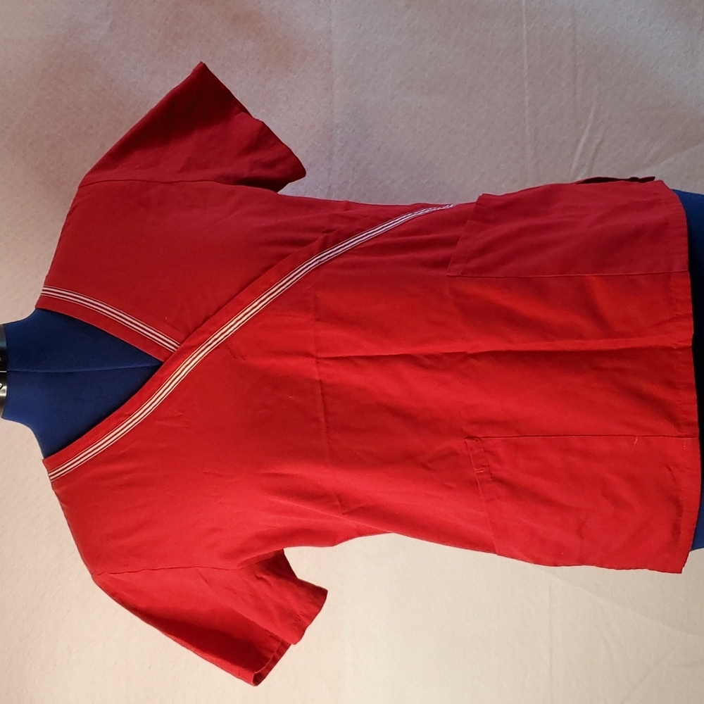 Women red srub nursing top